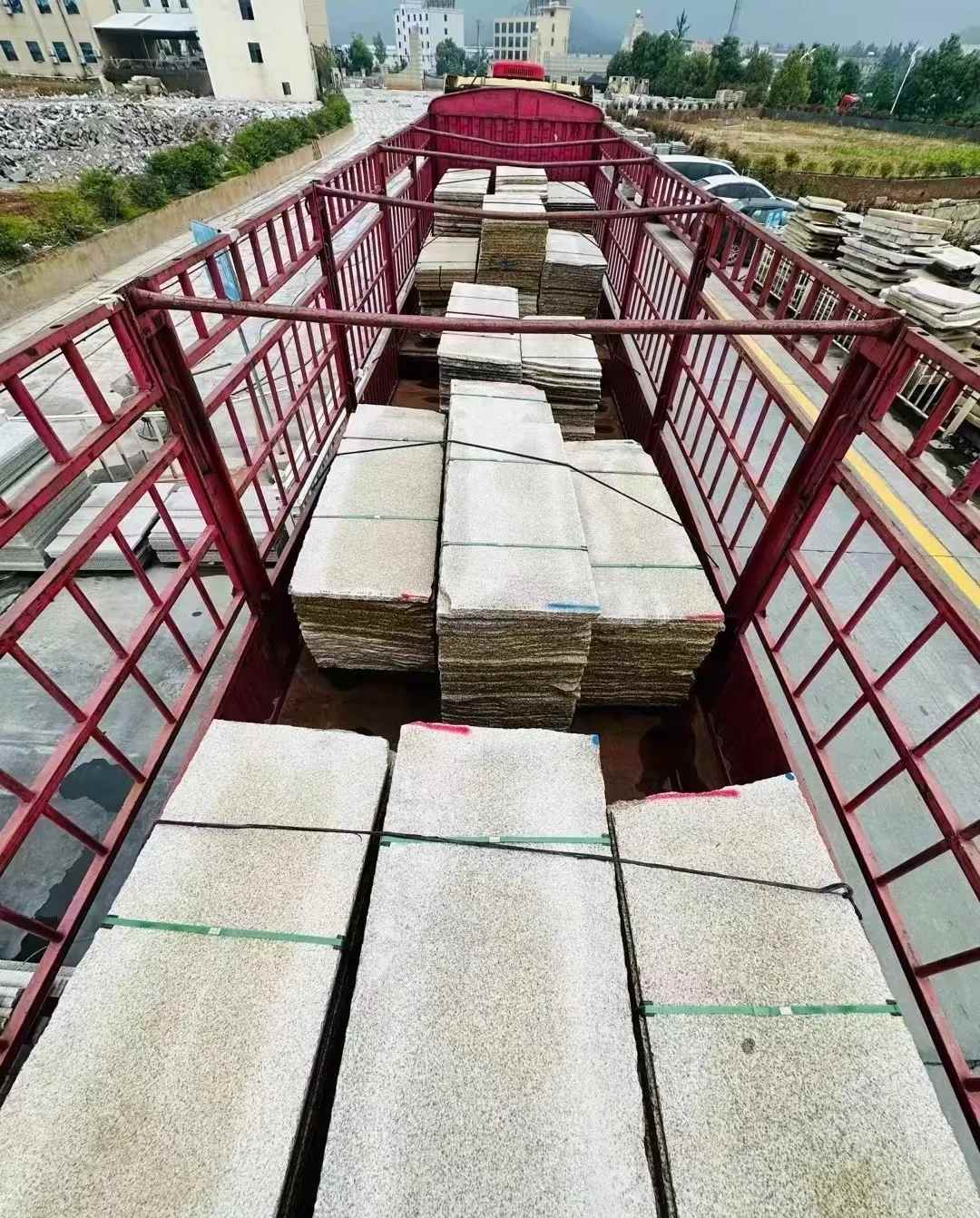 固原 黄金麻花岗岩荔枝面，光面毛板装车完成