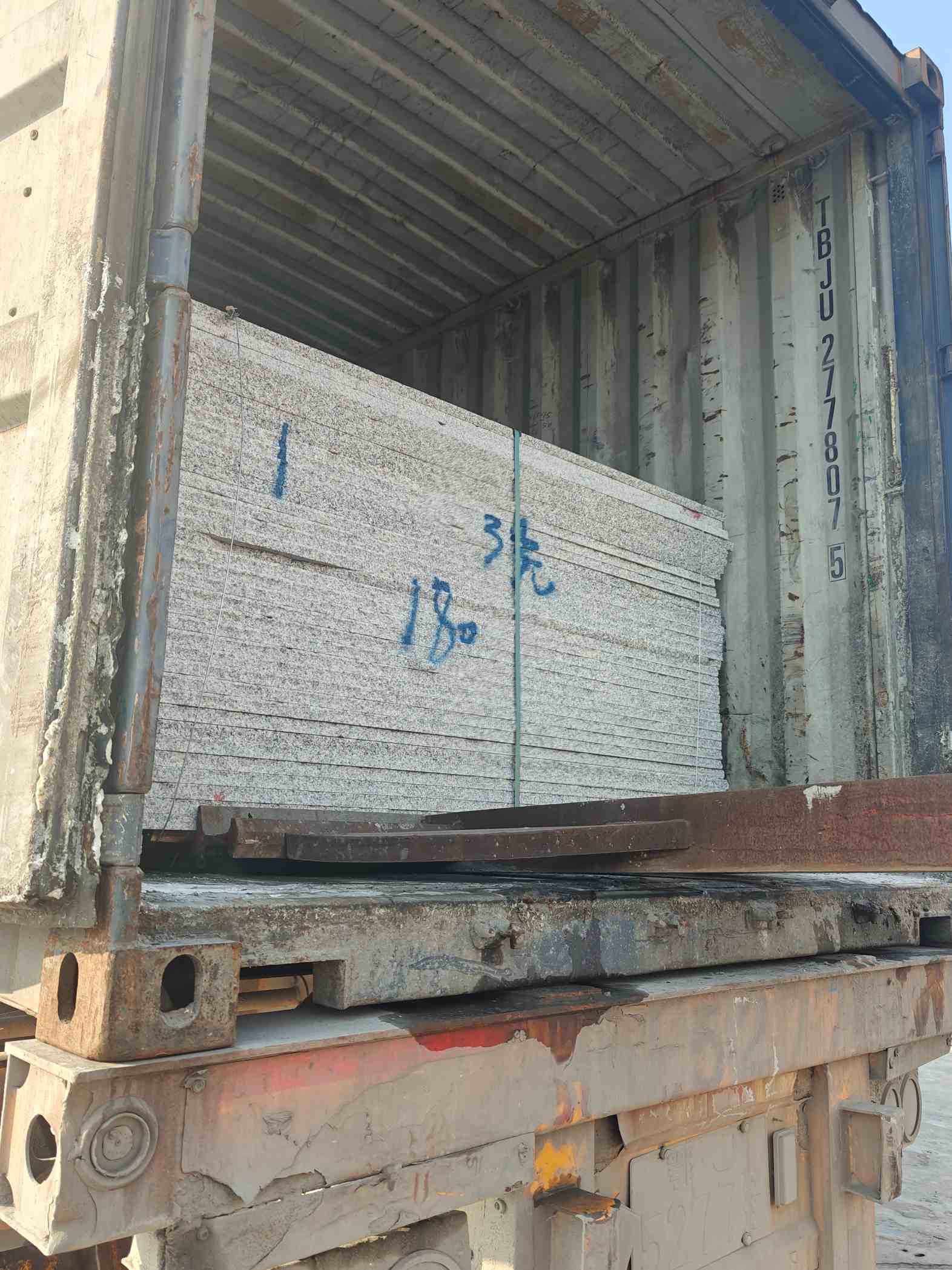 固原 芝麻白花岗岩石材3.0公分光面毛板装柜出货