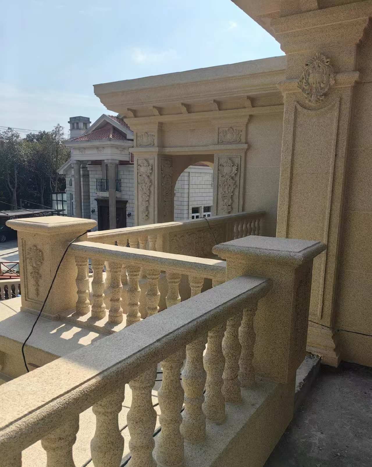 固原 黄金麻别墅外墙干挂雕花配合阳台栏杆花瓶柱