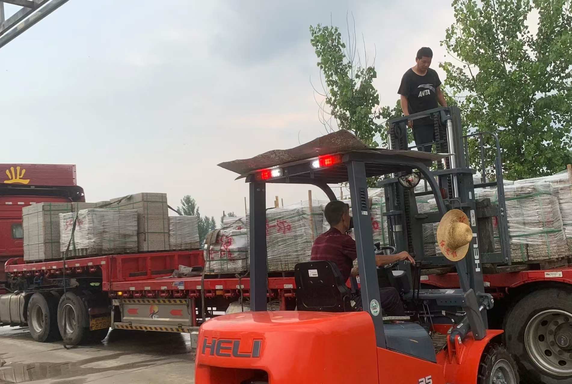 固原 黄金麻冰裂纹，地铺石装车