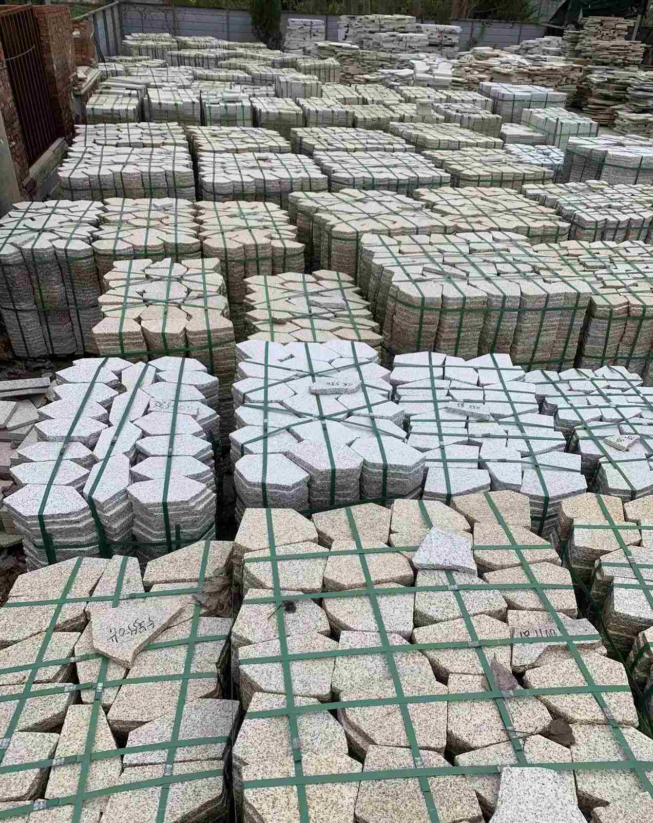 固原 黄金麻白麻花岗岩荔枝面地铺石(冰裂纹)