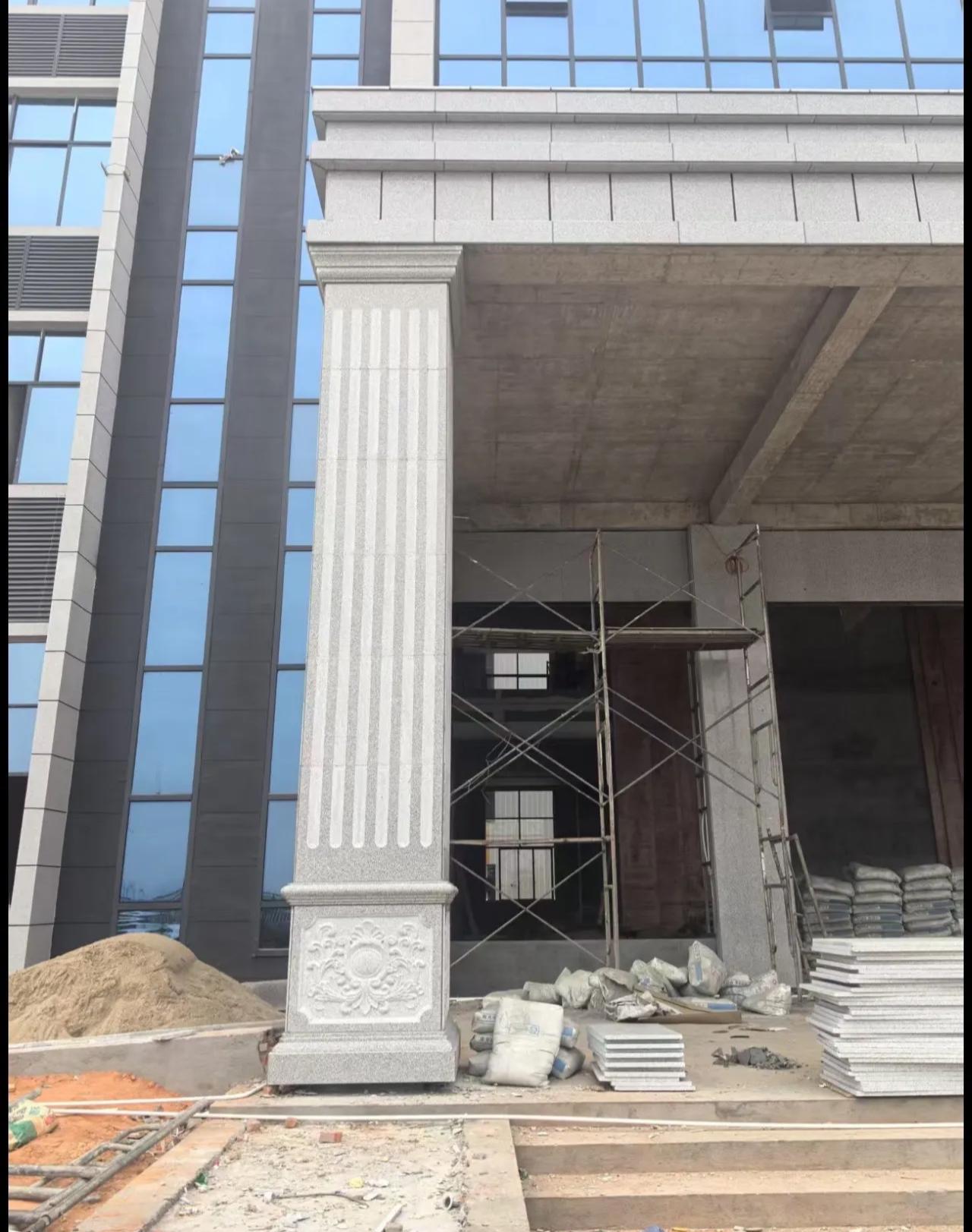 固原 芝麻白光面花岗岩门楼大柱（罗马柱）配雕花底座