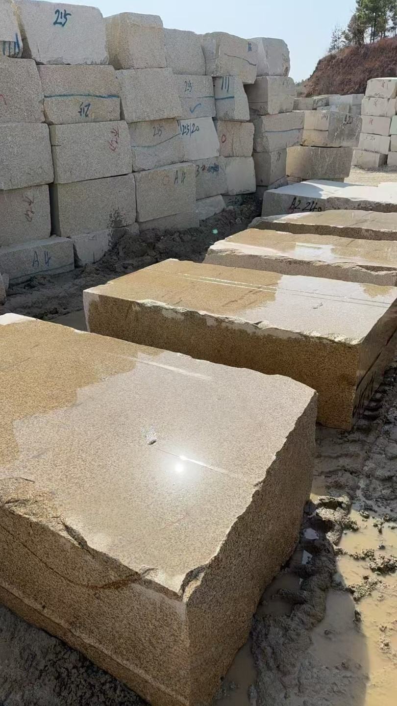 固原 黄金麻方料堆场洗料分选中，原材料充足