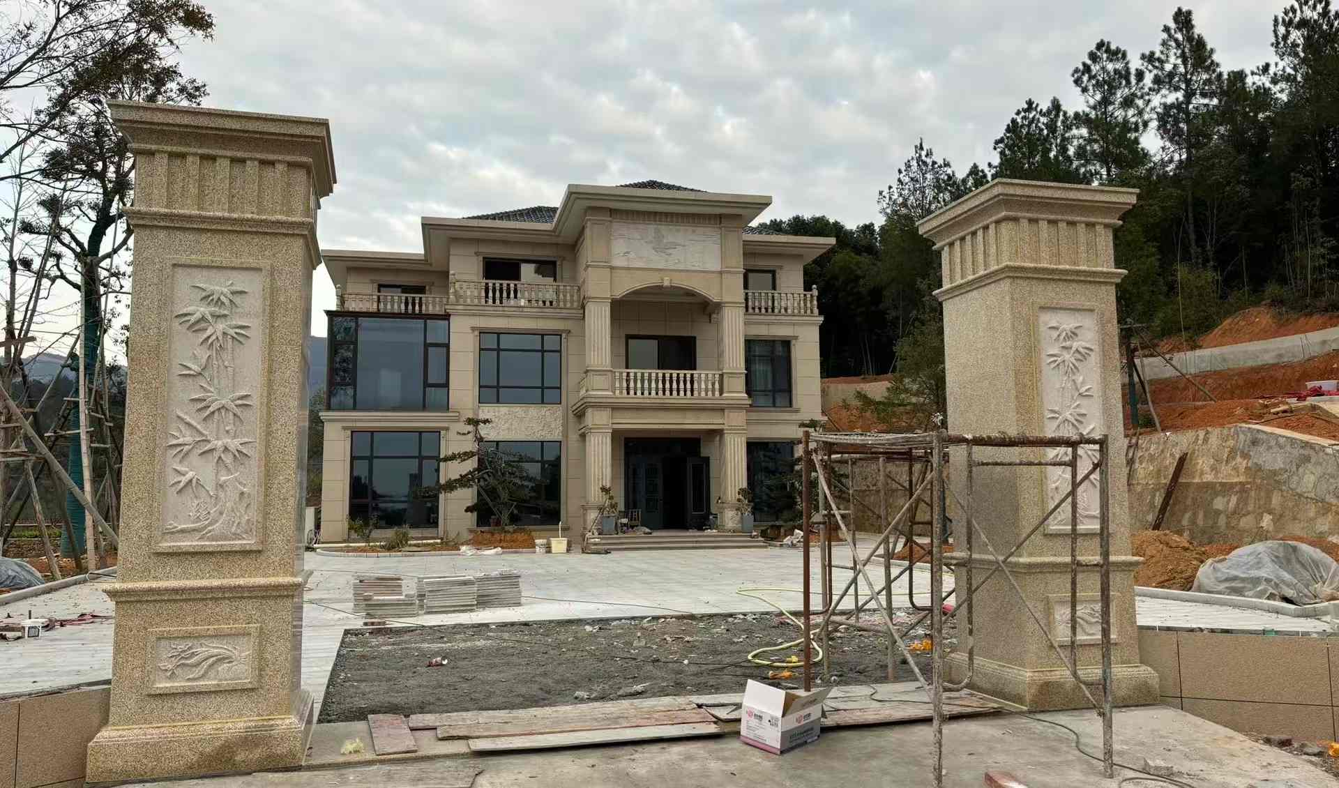 固原 黄金麻花岗岩别墅雕花外墙干挂配上门口雕花罗马柱