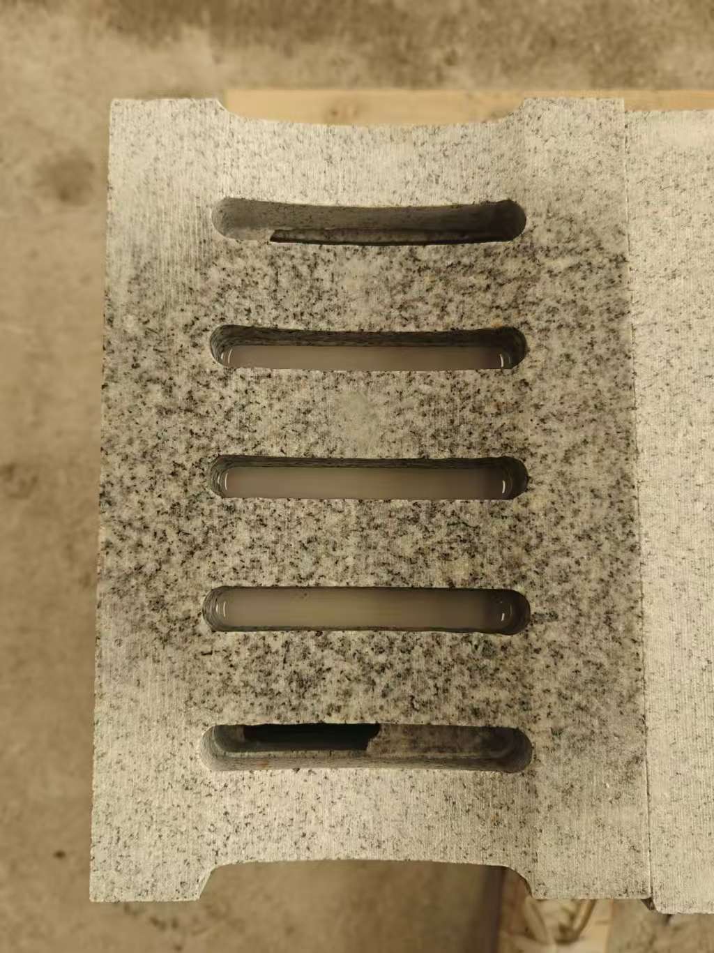 固原 芝麻白拉丝面花岗岩U型开槽排水槽