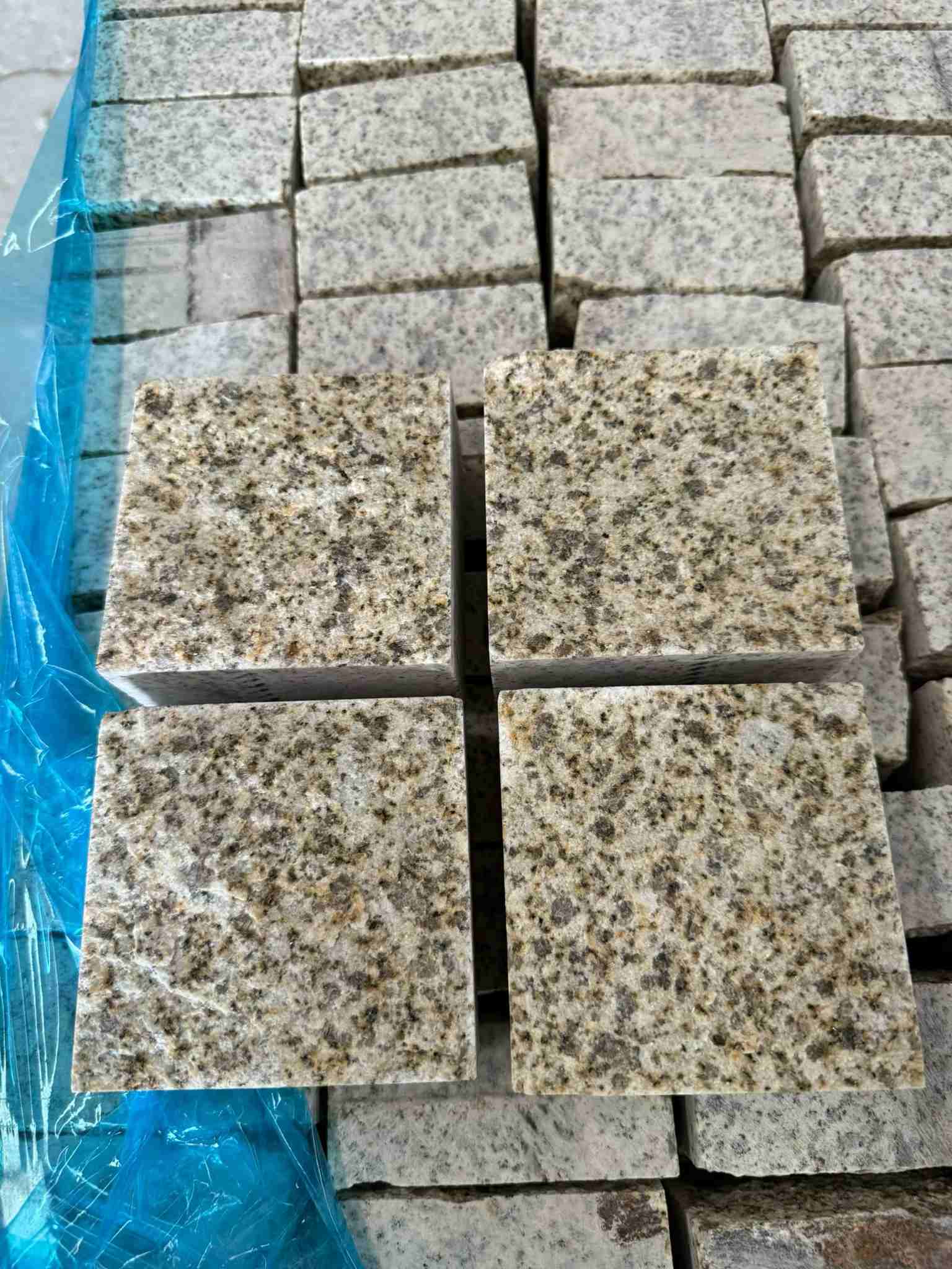 固原 黄金麻花岗岩自然面小方块，弹石，马蹄石等