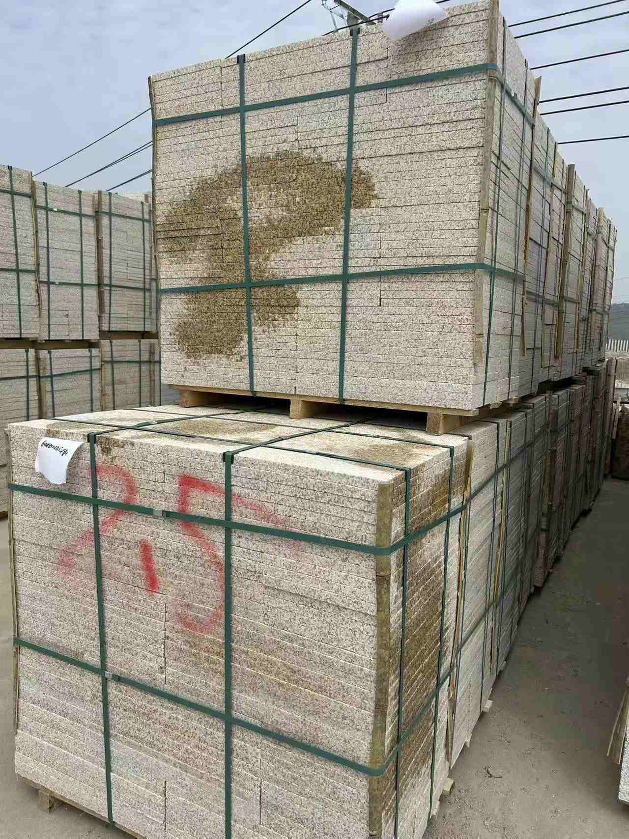 固原 黄金麻花岗岩石材荔枝面地铺石2.5*300*600