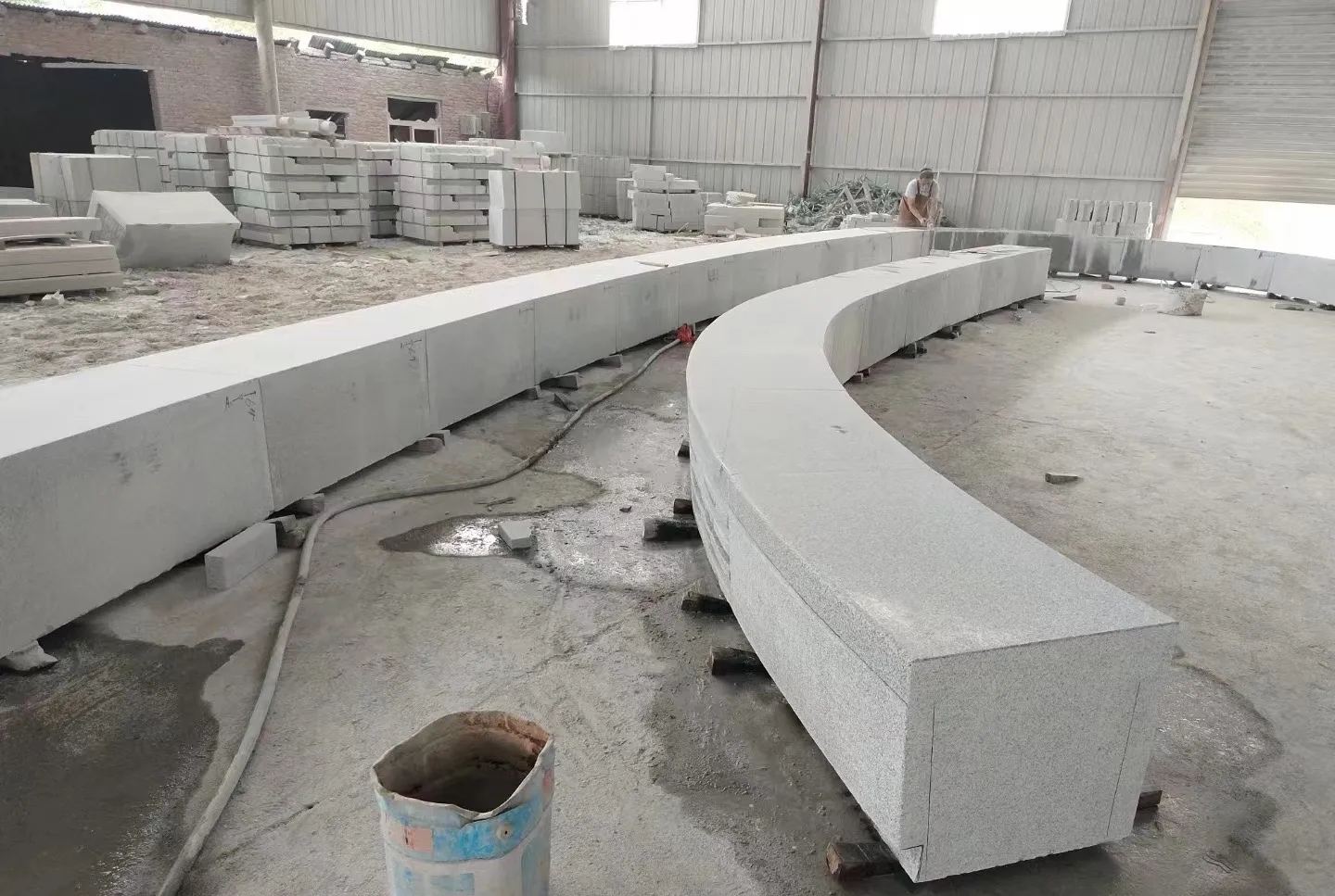 固原芝麻白花岗岩石板材 园林光面弧形坐凳