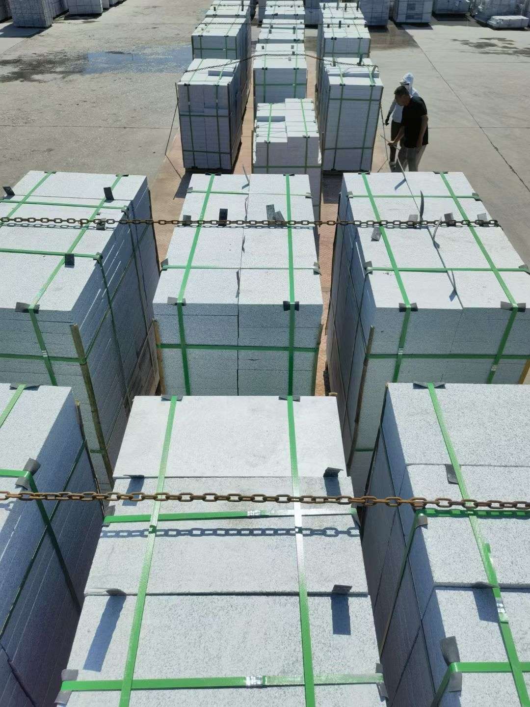 固原 芝麻白花岗岩5公分地铺石 花岗岩厂家工厂装车日常